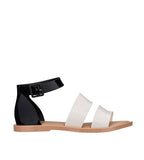 Model Sandal