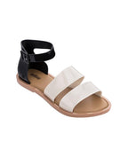 Model Sandal