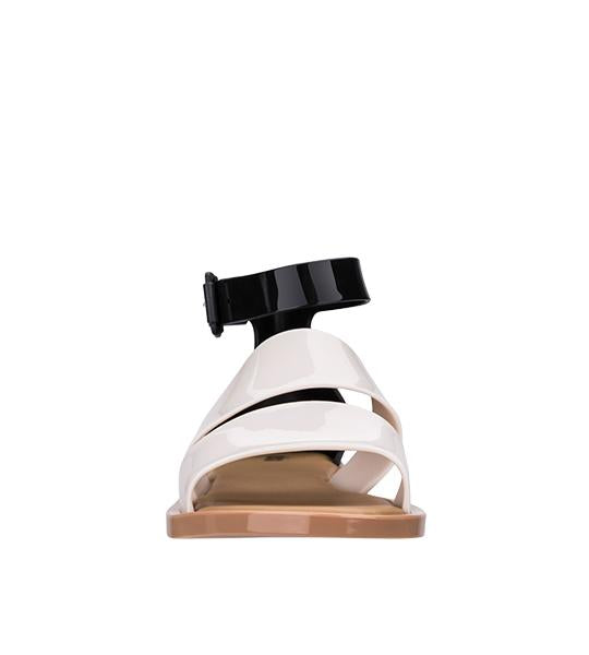 Model Sandal