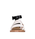 Model Sandal